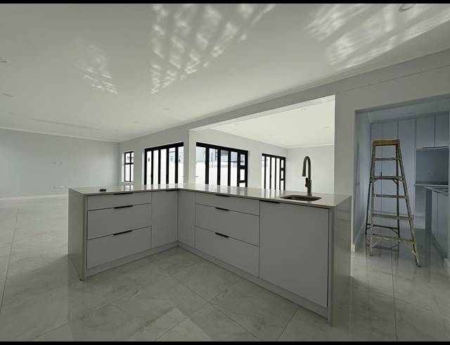 5 BEDROOM HOUSE FOR SALE IN SANDOWN